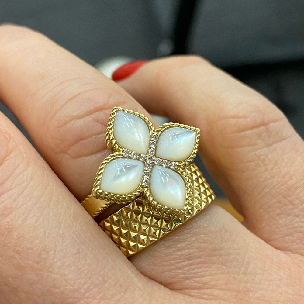 Roberto Coin 18K Yellow Gold Mother of Pearl Diamonds Venetian Ring - Picture 2 of 7